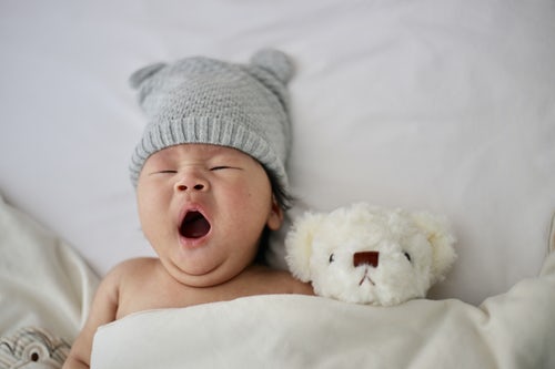 yeni doğan bebek günde kaç saat uyur